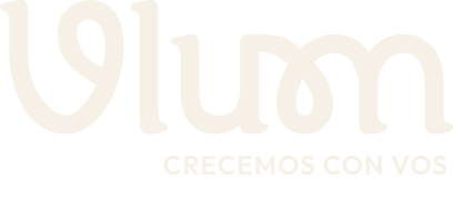 Logotipo de Vlum en crema con el tagline “Crecemos con vos”.